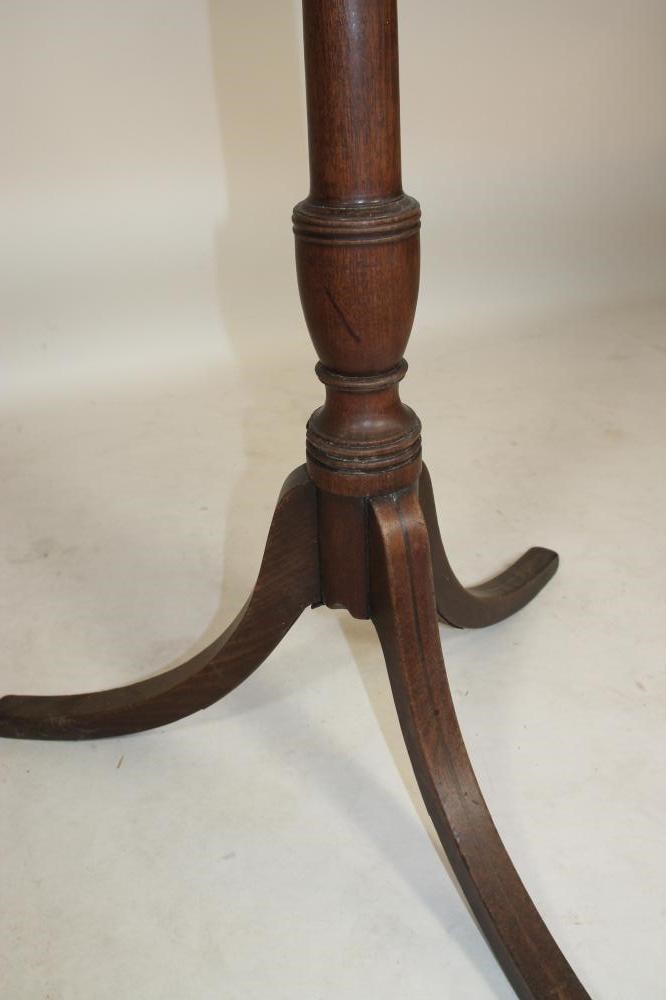A GEORGIAN MAHOGANY TRIPOD TABLE Image