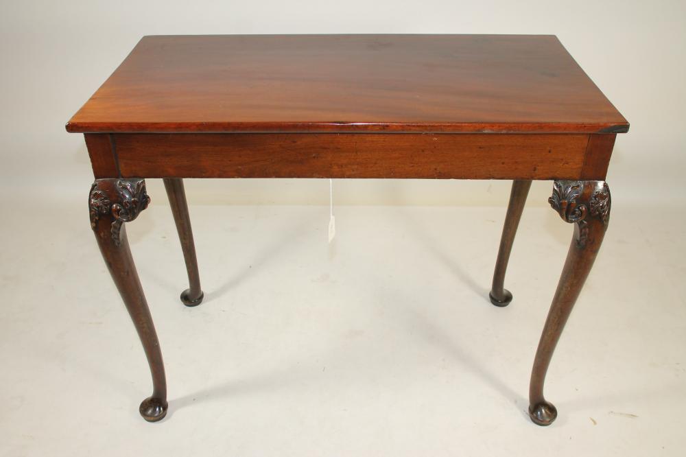 A GEORGIAN MAHOGANY SIDE TABLE Image