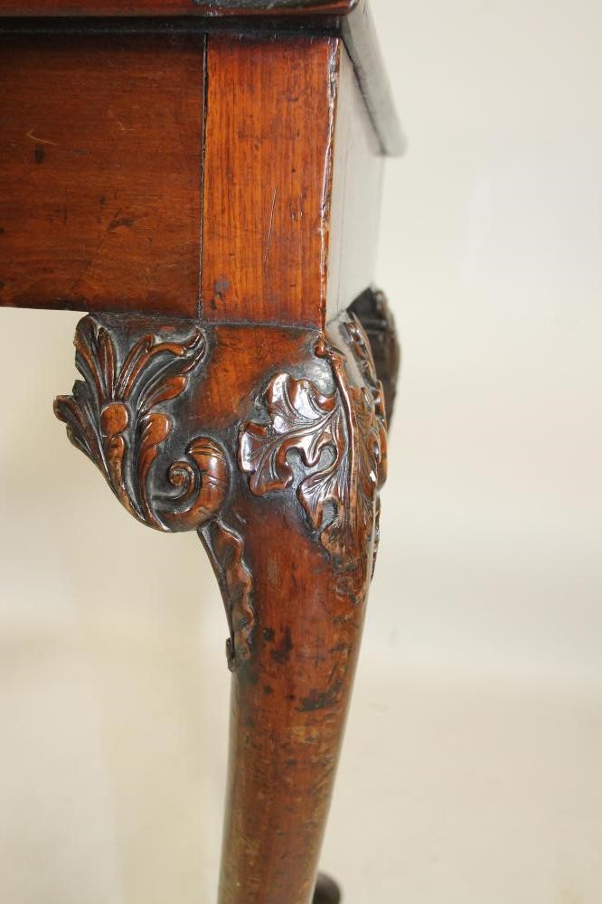 A GEORGIAN MAHOGANY SIDE TABLE Image