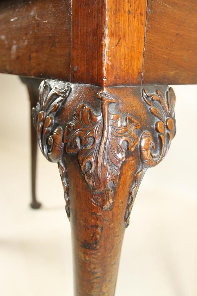 A GEORGIAN MAHOGANY SIDE TABLE Image