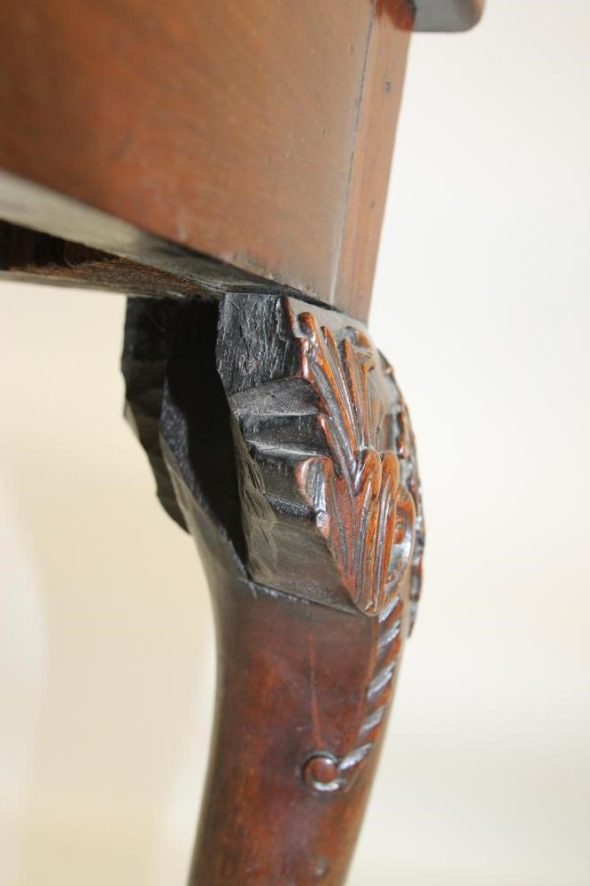 A GEORGIAN MAHOGANY SIDE TABLE Image