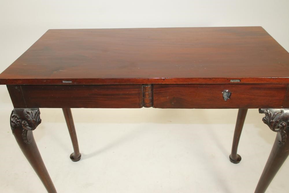 A GEORGIAN MAHOGANY SIDE TABLE Image