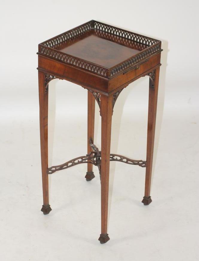 A GEORGIAN MAHOGANY URN STAND Image