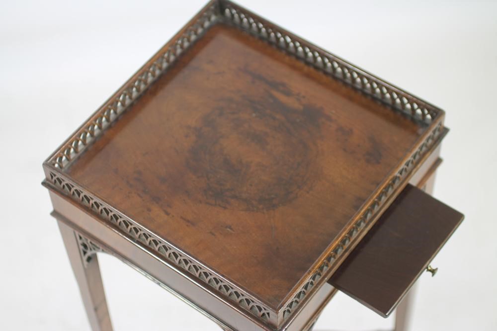 A GEORGIAN MAHOGANY URN STAND Image