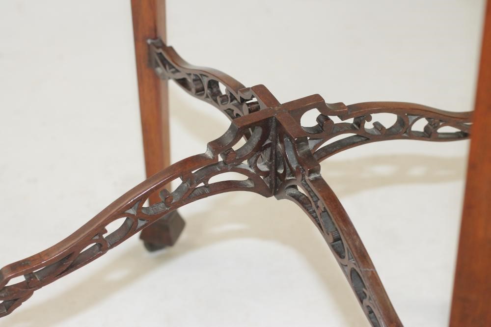 A GEORGIAN MAHOGANY URN STAND Image