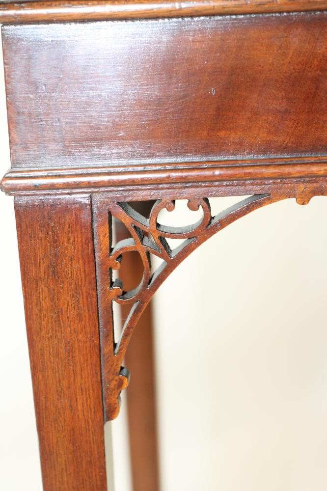 A GEORGIAN MAHOGANY URN STAND Image