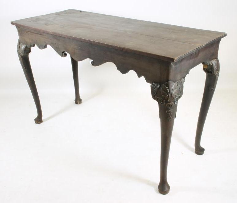 A GEORGIAN MAHOGANY SIDE TABLE Image