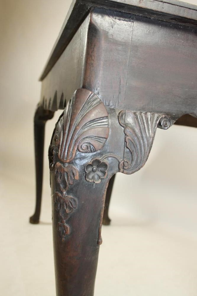 A GEORGIAN MAHOGANY SIDE TABLE Image