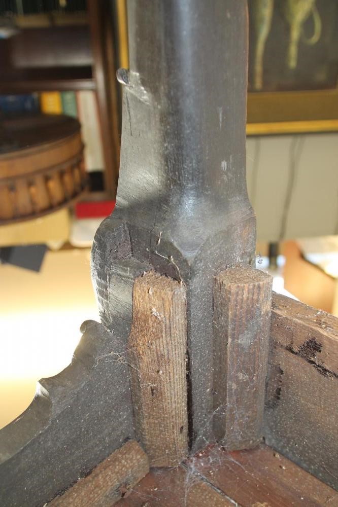 A GEORGIAN MAHOGANY SIDE TABLE Image