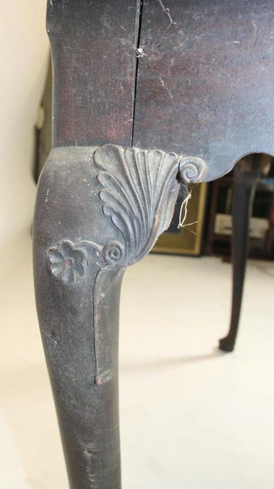 A GEORGIAN MAHOGANY SIDE TABLE Image