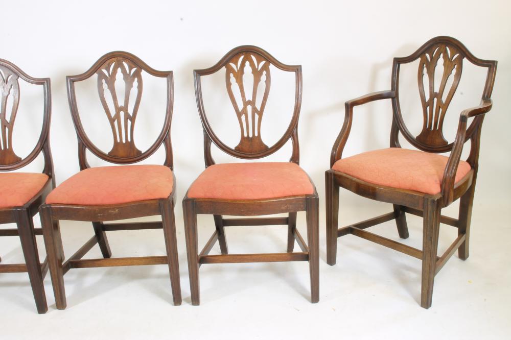 A SET OF EIGHT GEORGIAN MAHOGANY DINING CHAIRS Image