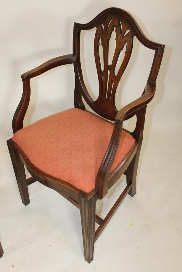 A SET OF EIGHT GEORGIAN MAHOGANY DINING CHAIRS Image