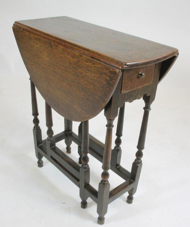 A SMALL OAK GATELEG TABLE Image