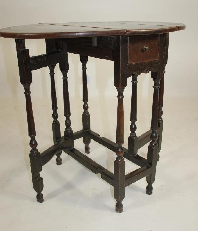 A SMALL OAK GATELEG TABLE Image