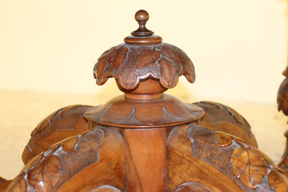 A VICTORIAN WALNUT CENTRE TABLE Image