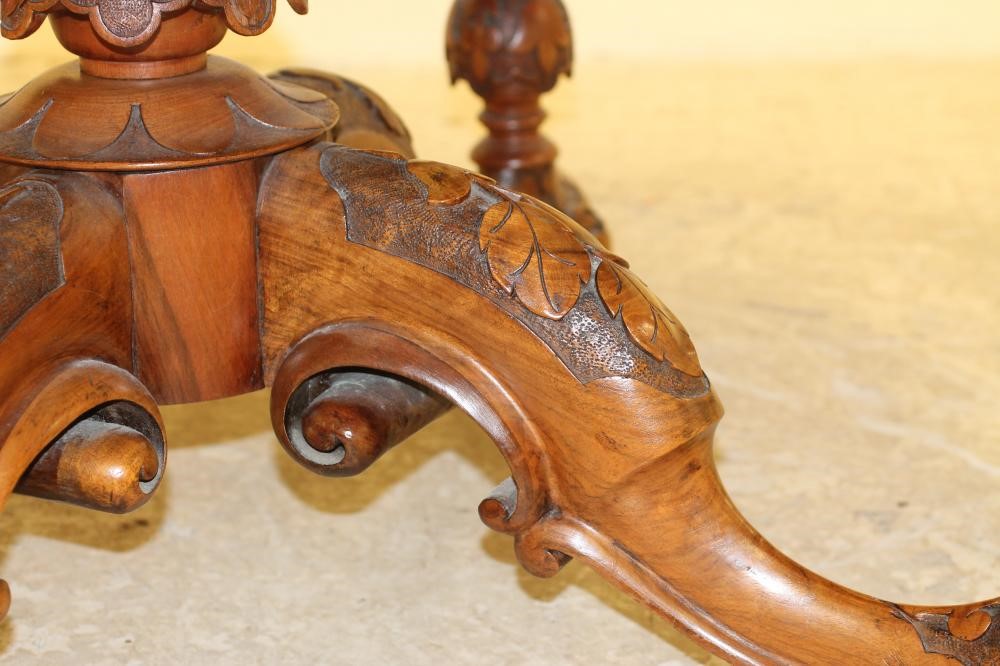 A VICTORIAN WALNUT CENTRE TABLE Image