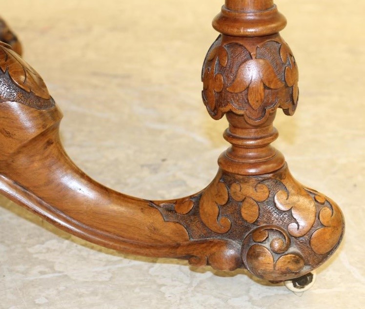 A VICTORIAN WALNUT CENTRE TABLE Image