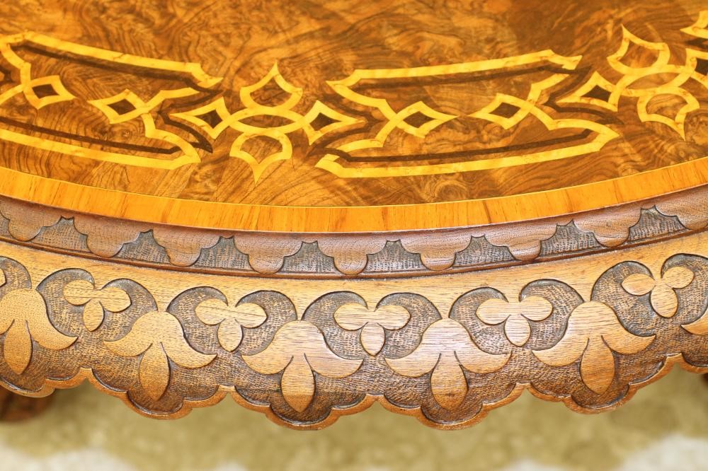 A VICTORIAN WALNUT CENTRE TABLE Image