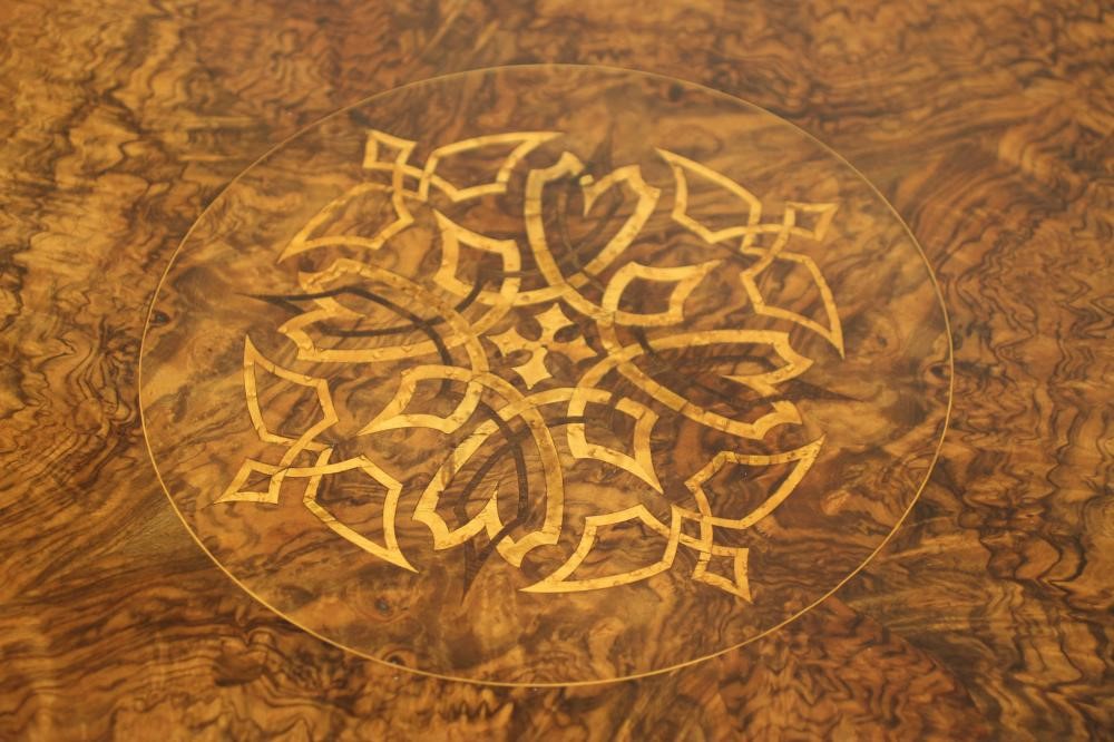 A VICTORIAN WALNUT CENTRE TABLE Image