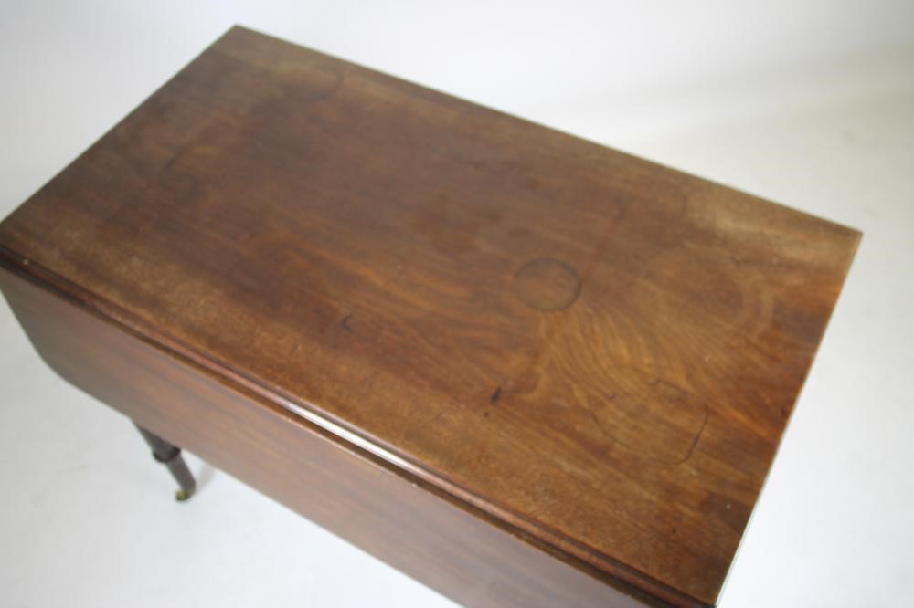 A GEORGIAN MAHOGANY PEMBROKE TABLE Image