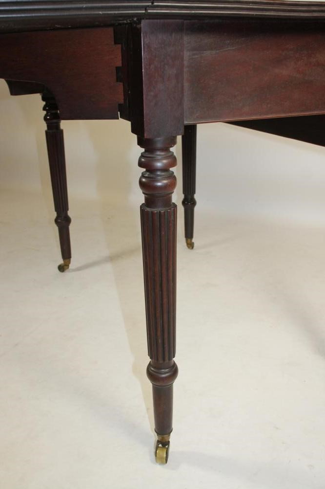 A GEORGIAN MAHOGANY PEMBROKE TABLE Image