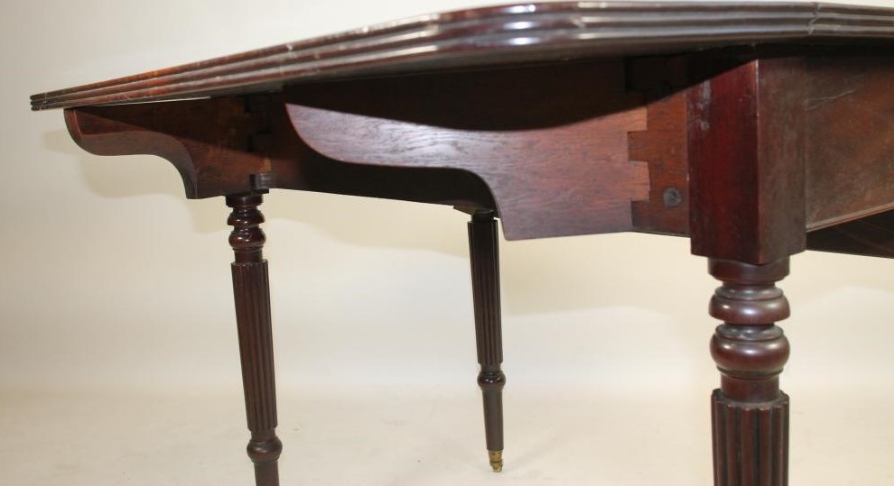 A GEORGIAN MAHOGANY PEMBROKE TABLE Image