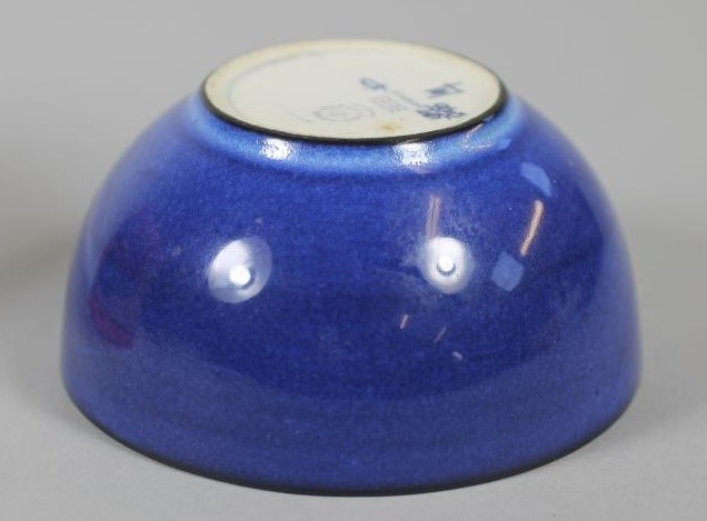 A CLARICE CLIFF WILKINSON POTTERY FANTASQUE PRESERVE JAR AND COVER Image