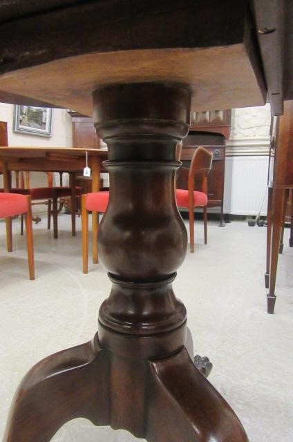 A GEORGIAN MAHOGANY TRIPOD TABLE Image