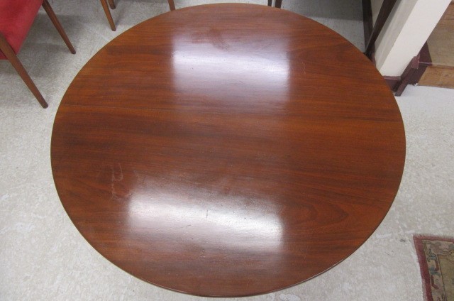 A GEORGIAN MAHOGANY TRIPOD TABLE Image