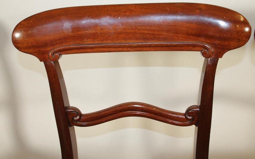 A VICTORIAN SET OF SIX MAHOGANY DINING CHAIRS Image