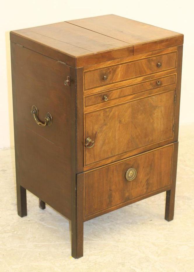A GEORGIAN MAHOGANY TOILET STAND Image