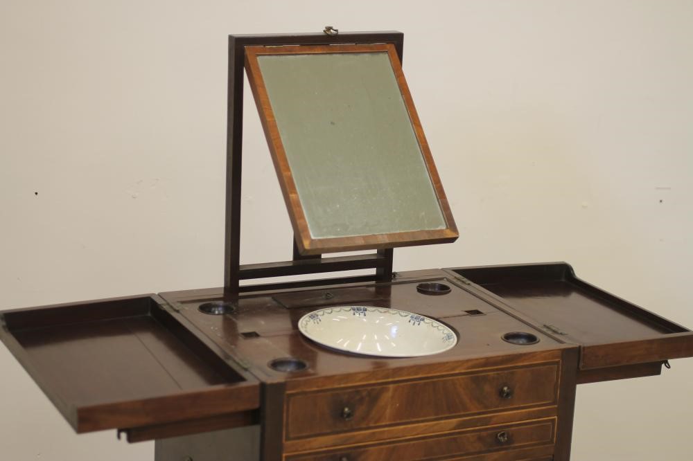 A GEORGIAN MAHOGANY TOILET STAND Image