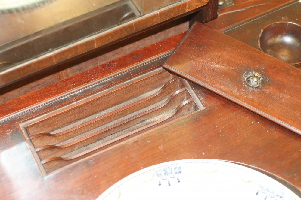 A GEORGIAN MAHOGANY TOILET STAND Image