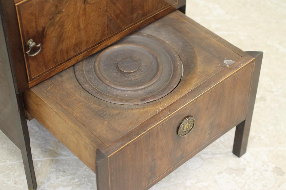 A GEORGIAN MAHOGANY TOILET STAND Image
