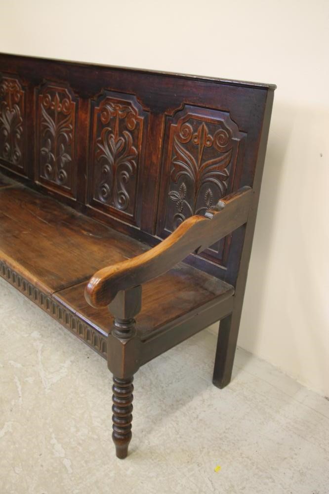 A LATE GEORGIAN OAK SETTLE Image