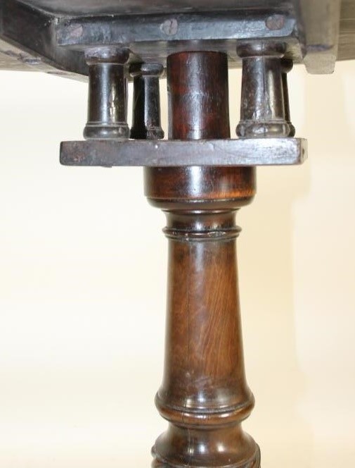 A GEORGIAN MAHOGANY TRIPOD TABLE Image