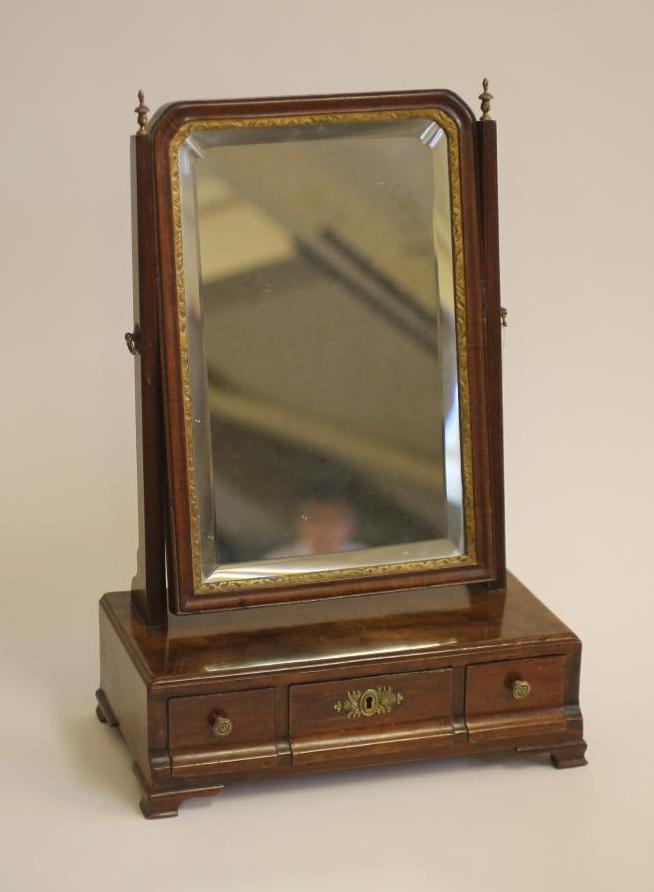 A SMALL GEORGIAN MAHOGANY TOILET MIRROR Image
