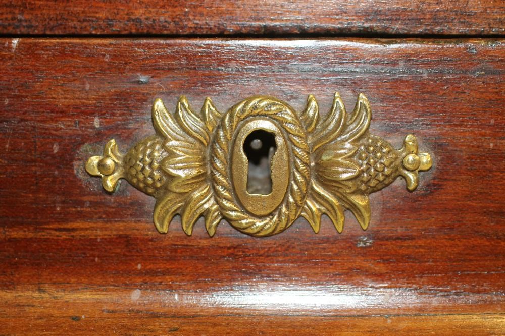 A SMALL GEORGIAN MAHOGANY TOILET MIRROR Image