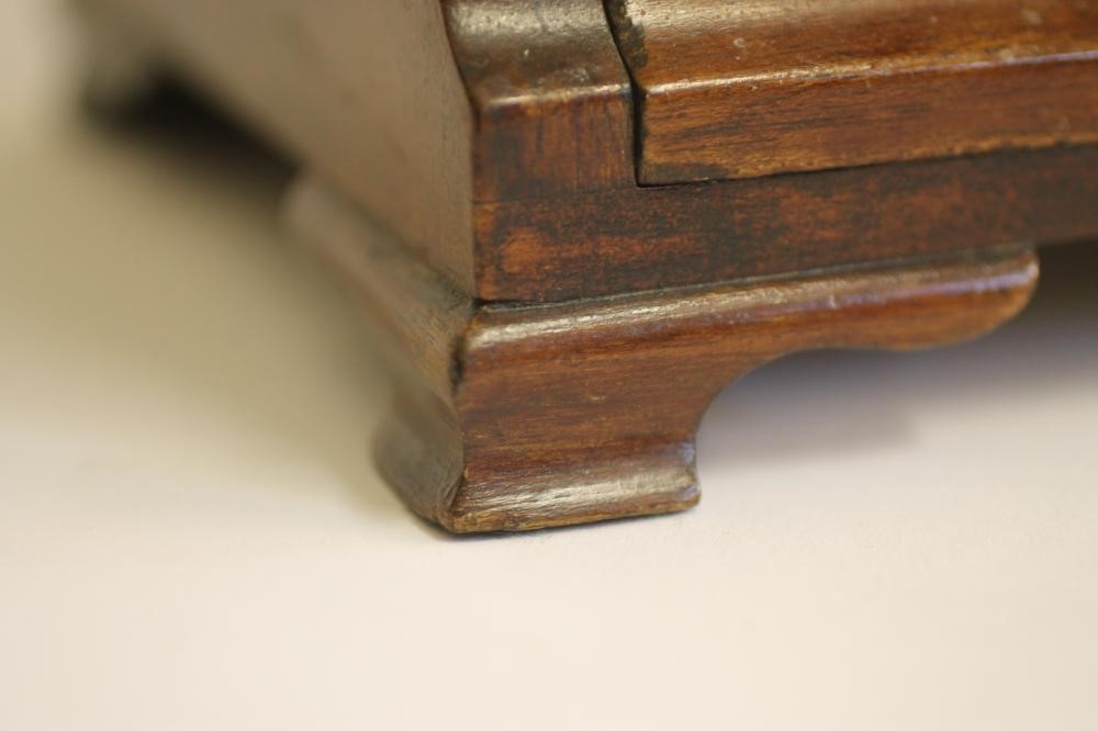 A SMALL GEORGIAN MAHOGANY TOILET MIRROR Image