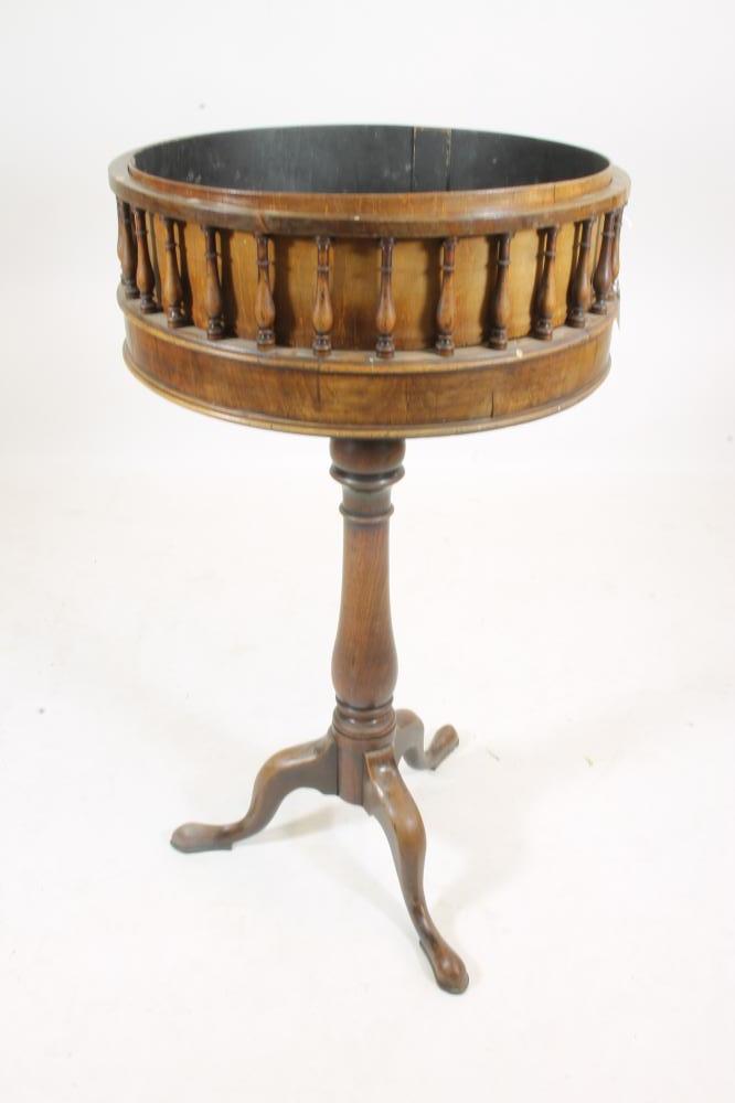 A GEORGIAN MAHOGANY JARDINIERE STAND Image