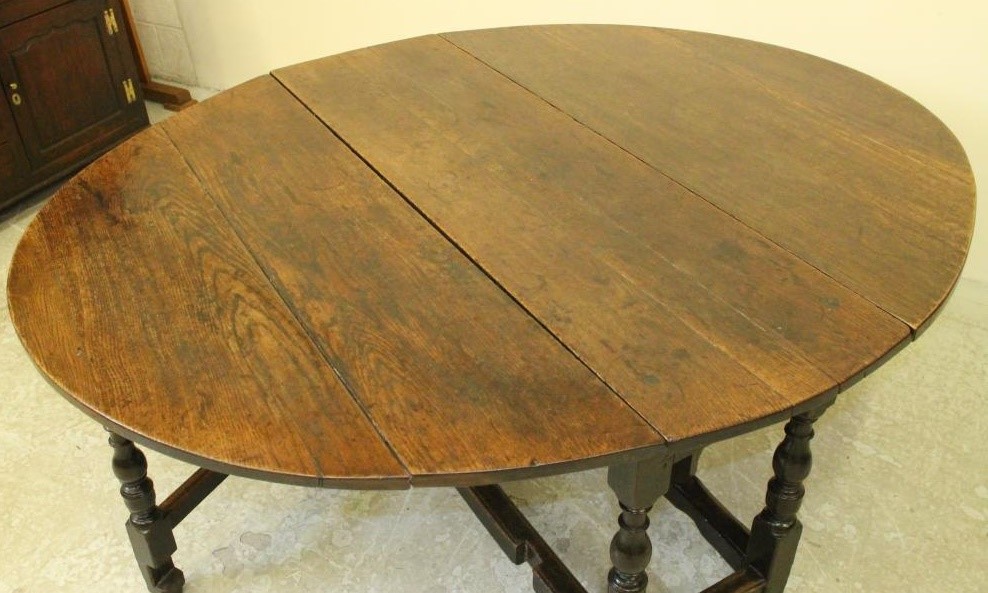 AN OAK GATELEG TABLE Image
