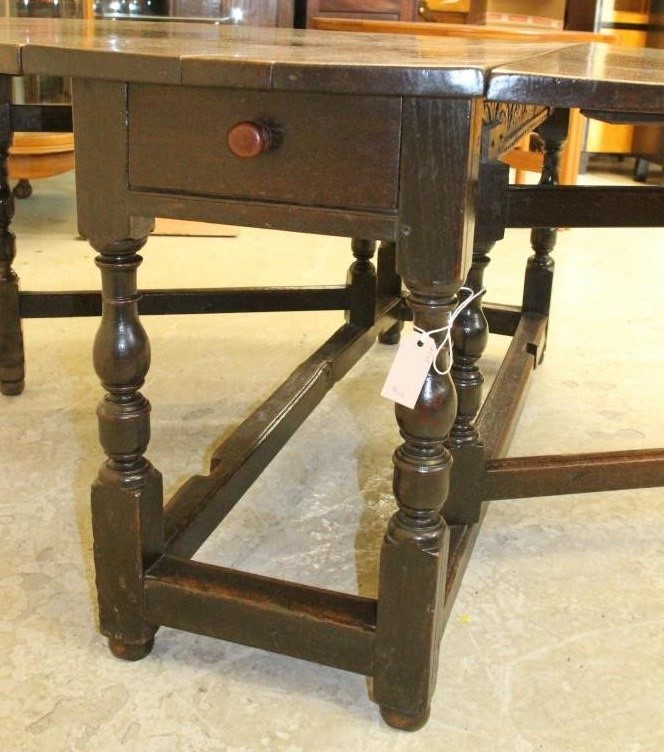 AN OAK GATELEG TABLE Image