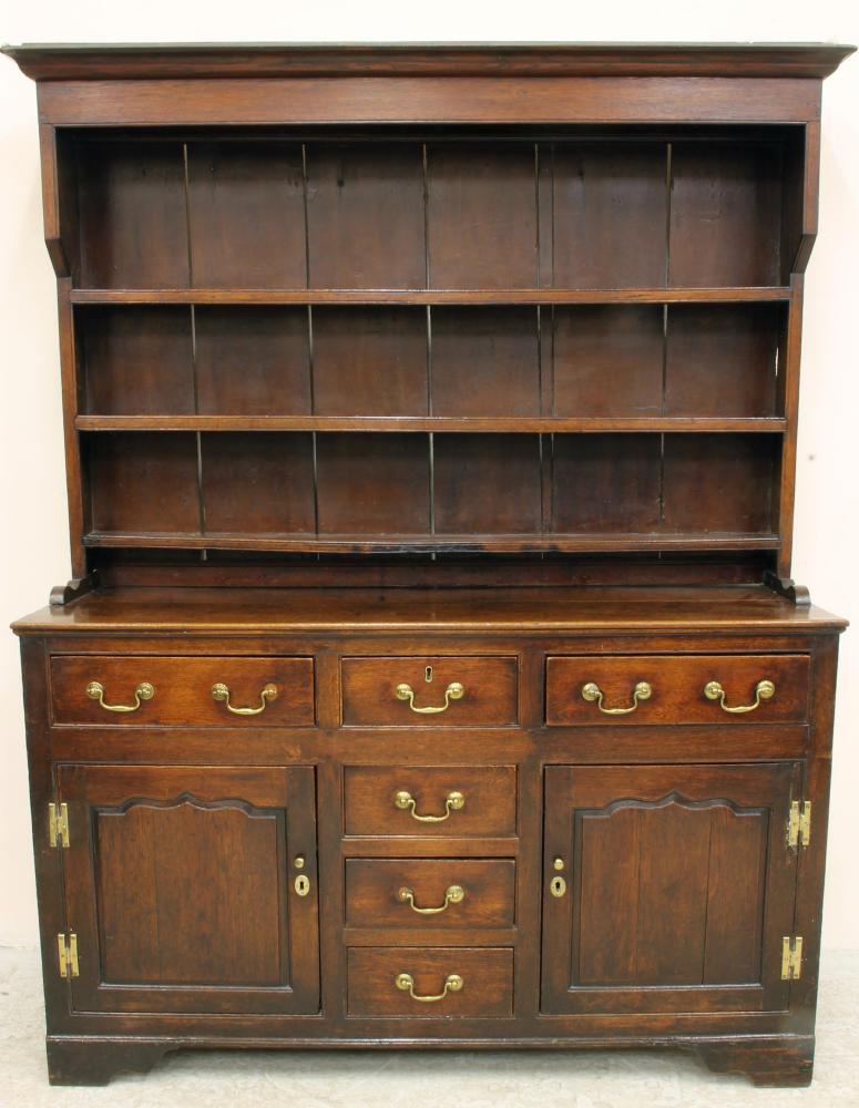 A GEORGIAN OAK ENCLOSED DRESSER Image