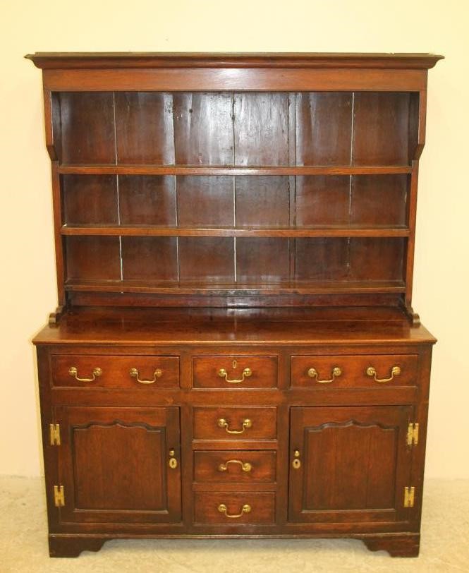 A GEORGIAN OAK ENCLOSED DRESSER Image