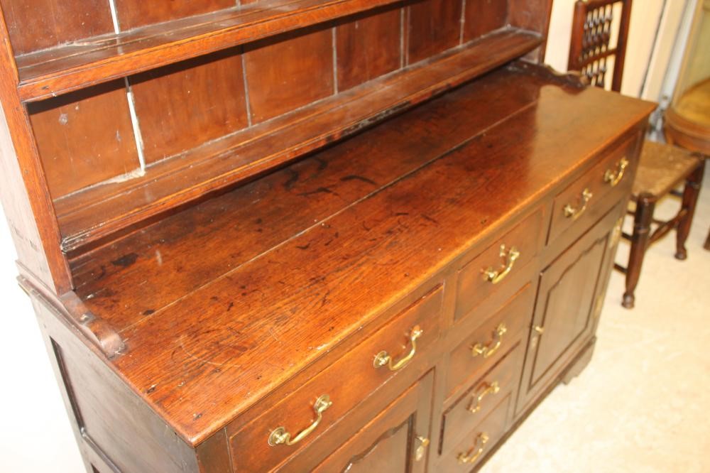 A GEORGIAN OAK ENCLOSED DRESSER Image