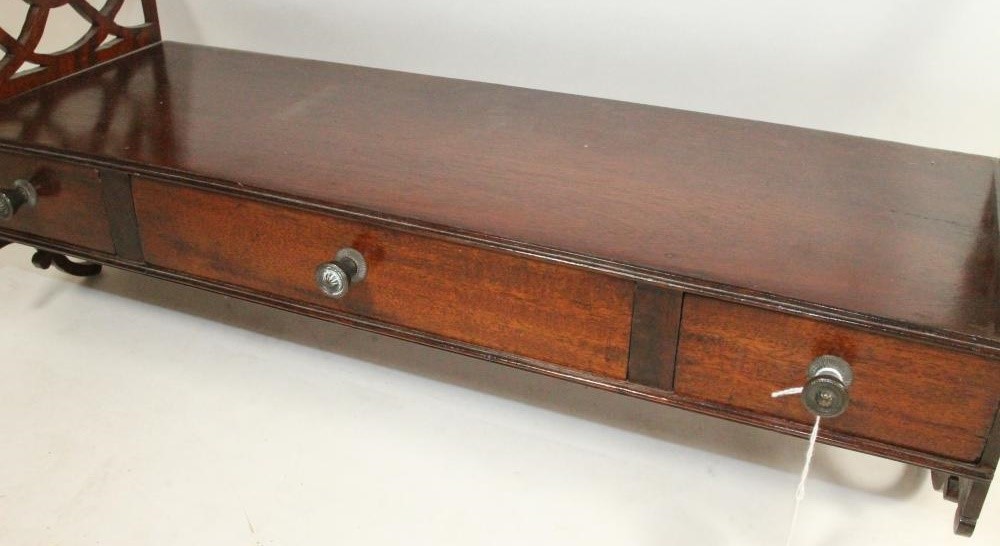 A SET OF GEORGIAN STYLE MAHOGANY WALL SHELVES Image