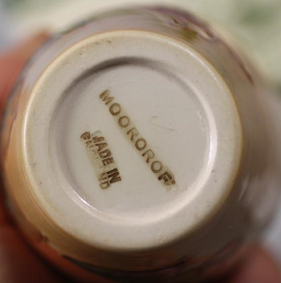 A MOORCROFT POTTERY SMALL VASE Image