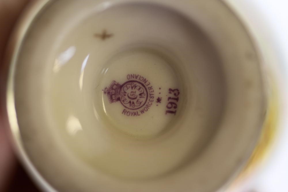 A ROYAL WORCESTER CHINA VASE Image