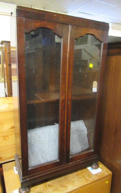 SMALL GLAZED BOOKCASE Image