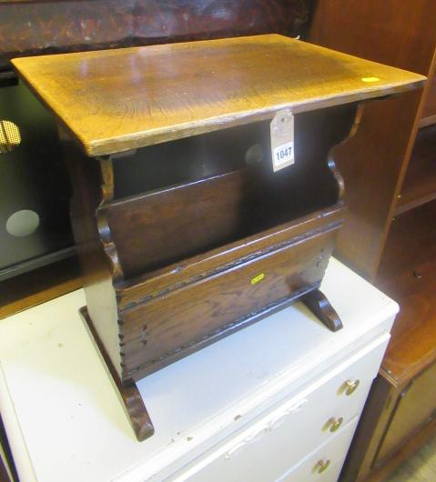 OAK MAGAZINE RACK Image